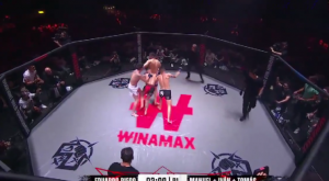 MMA BORAC PREBIO NJIH TROJICU U OKTAGONU! Jednog po jednog izbacivao je iz ringa, a poslednjeg je „udavio“ (VIDEO)