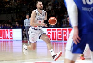 SRBIJI MINIMALNA PREDNOST NA POLUVREMENU: Finska živi od šuta za tri!