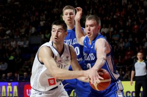 BRUTALNA AKCIJA DVOJICE CRVENO-BELIH: Petrušev do Mitrovića za zakucavanje koje je obeležilo prvi deo meča! (VIDEO)