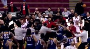 OPŠTI HAOS NA KOLEDŽ KOŠARCI: Završili utakmicu, uredno se pozdravili, pa razmenili pesnice u face! (VIDEO)