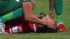 DRAMA U EGIPTU: Reprezentativac doživeo srčani udar, u kritičnom stanju iznet sa terena! (VIDEO)
