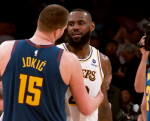 PRVO GA JE PONIŽAVAO, SADA MU SE DIVI: Ovaj zagrljaj pokazuje ko i šta je Nikola Jokić! (VIDEO)