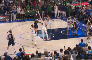SKANDAL U NBA LIGI: Dalas srušio Jokića i Denver NEREGULARNIM košem! (FOTO)