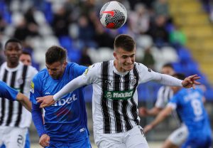 (POLUVREME) PARTIZAN GUBI U LUČANIMA: Mladost šokirala crno-bele u poslednjem minutu prvog dela! (VIDEO)