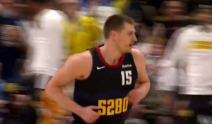 NI DŽIN OD 218 MU NE MOŽE NIŠTA: Jokić brutalno bacio Porzingisa na parket i onda zakucao sa dve ruke! (VIDEO)