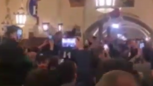 NAVIJAČI LACIJA PEVALI NACISTIČKE PESME: Boravili u pivnici gde je Hitler stvarao zloglasnu Nemačku! (VIDEO)