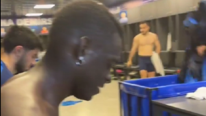 LUDOSTIMA BALOTELIJA NEMA KRAJA: Bacio petardu svlačionicu! (VIDEO)