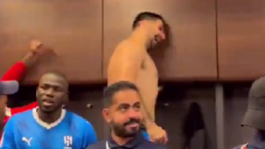 LUDILO U SVLAČIONICI AL HILALA: Mitrović slavio pobedu na specifičan način! (VIDEO)