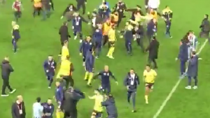HAOS U TURSKOJ: Žestok okršaj igrača Fenerbahčea i navijača! (VIDEO)