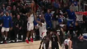 ZAŠTO HARDENE?: Amerikanac pomešao saigrača i protivničkog igrača! (VIDEO)