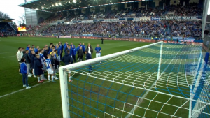 ŠOKANTNE SCENE U NEMAČKOJ: Vođa navijača postrojio fudbalere bundesligaškog tima! (VIDEO)