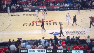 JOKIĆ IGRA PEŠKE, ADEBAJO SE PROPUSNO OBRUKAO: Košarkaš Majamija uradio ono što niko nije skoro! (VIDEO)