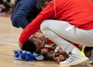 OGLASILA SE ZVEZDA: Jagu pukla kost na glavi! (VIDEO)