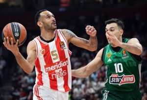 (POLUVREME) ZVEZDA SE MUČI U ARENI: Panatinaikos teroriše crveno-bele na obe strane parketa! (VIDEO)