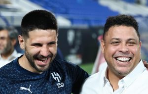 SUSRET LEGENDI: Mitrović naišao na legendarnog Ronalda – evo o čemu su pričali! (VIDEO)