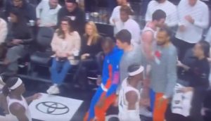 DRAMA U NBA: Poznati košarkaš kolabirao nasred terena, meč momentalno prekinut! (VIDEO)