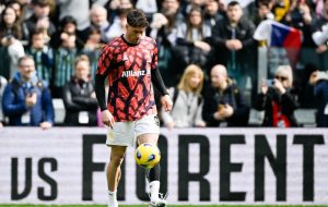 VLAHOVIĆ ODIGRAO JEDAN OD NAJGORIH MEČEVA U SEZONI: Sve je „začinio“ crvenim kartonom! (FOTO)