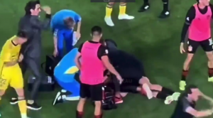 JEZIVE SCENE: Fudbaler kao pokošen pao na teren, pa krenuo da se trese! (VIDEO)