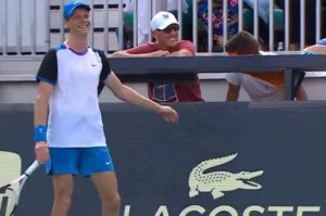 SVEGA JE BILO NA SINEROVOM MEČU: Lopticom udario fizioterapeuta u međunožje, pa umirao od smeha (VIDEO)