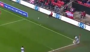 DA LI JE OVO NAJGORE IZVEDEN KORNER U ISTORIJI FUDBALA: U Čempionšipu je sve moguće, pa čak i ovo (VIDEO)
