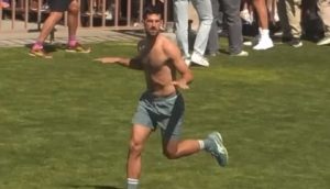 NOVAKOVE LUDORIJE U SAD: Vozio Cicipasa u kolicima, igrao fudbal, pa proslavio gol u stilu Ronalda! (VIDEO)