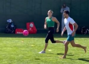 GDE GOD DA SE POJAVI, NOVAK NAPRAVI ŠOU: Dobacivao se sa Sabalenkom, pa pokazao fenomenalno fudbalsko umeće! (VIDEO)