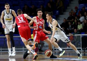 (POLUVREME) CRNO-BELI SE MUČE U MORAČI: Studenti vode protiv neprepoznatljivog Partizana!