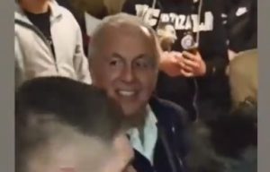 OBRADOVIĆ UŠAO U KAFANU PUNU GROBARA I POVEO NAVIJANJE: „Kako ono ide, mi smo Grobari?“ (VIDEO)