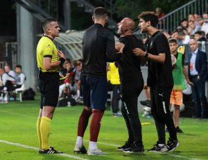 PARTIZAN BEZ DULJAJA NA DERBIJU: Trener crno-belih poludeo na sudiju, Čukarički vodi na poluvremenu! (VIDEO)