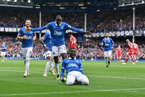 JEDAN OD GOLOVA SEZONE, ALI I HOROR POVREDA: Jezive scene na Gudisonu u Liverpulu! (VIDEO)