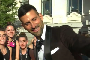 SUSRET VELIKIH RIVALA: Novak Đoković naišao na ljutog protivnika na crvenom tepihu! (VIDEO)