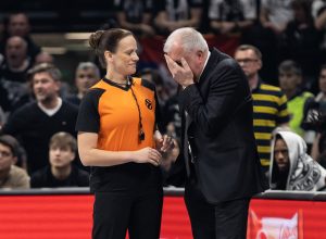 JEDAN OD NAJOMRAŽENIJIH SUDIJA EVROLIGE NEĆE SUDITI U PLEJ-OFU: Igrači će biti pošteđeni ovog arbitra! (VIDEO)