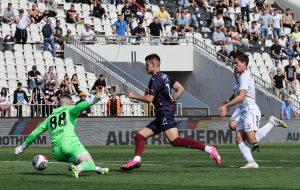 PENAL ILI GLUPOST BAŽDARA: Izašao 1 na 1 sa golmanom, imao prazan gol i odlučio da padne! (VIDEO)
