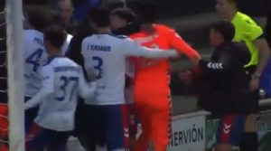 NEMILE SCENE U ŠPANIJI: Golman u stilu Erika Kantone ušao u klinč sa navijačima! (VIDEO)