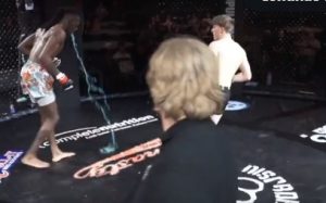 OVO SE NE VIĐA ČESTO: Borac se ispovraćao nasred ringa, usledio potez koji će vas začuditi (VIDEO)