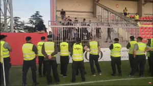 BIZARNE SCENE U CRNOJ GORI: Navijač u sred TV prenosa snimljen kako vrši nuždu na stadionu! (VIDEO)