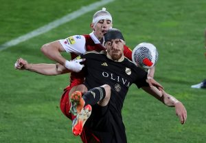 PAVKOV KAO PROTIV SALCBURGA: Sa čalmom oko glave odigrao utakmicu, pa dobio uvrede „Firme“ (VIDEO)