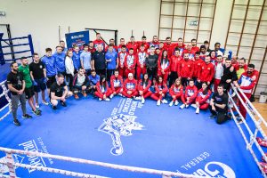 SPREMAJU SE ZA EVROPSKO PRVENSTVO: Srpske boksere posetio ministar Gajić! (FOTO)