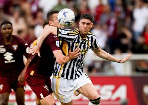 EMOTIVNA PORUKA VLAHOVIĆA: Kružile su priče o nesuglasicama, ali srpski napadač se na lep način oprostio od trenera! (FOTO)