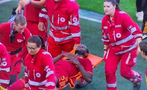 UŽASNE SCENE U SERIJI A: Fudbaler Rome izgubio svet nasred terena, meč prekinut do daljnjeg! (VIDEO)