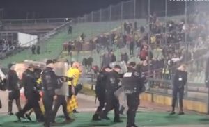 HAOS U BIH: Navijači Sarajeva besni na glavnog sudiju, policija mu spašavala živu glavu (VIDEO)