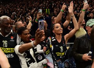 LESOROVA ŽENA PONOVO PROVOCIRA DELIJE: U fokusu zebra, delfin, majmun i poni! (FOTO)