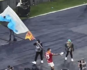 RUŽAN POTEZ FUDBALERA ROME: Na skandalozan način proslavio pobedu nad gradskim rivalom! (VIDEO)