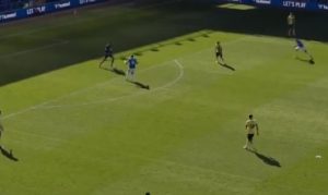 GOLMAN TZV. KOSOVA SE PROPISNO OBRUKAO: Neshvatljiva greška i gol kakav odavno nije viđen u Premijer ligi! (VIDEO)