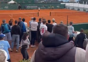 POMAMA ZA NOVAKOM U KNEŽEVINI: Navijači na sve načine žele da gledaju najboljeg na svetu! (VIDEO)