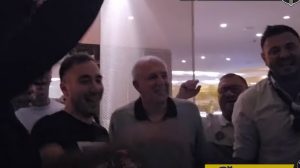 GROBARI IZMAMILI ŽELJKU OSMEH NA LICE: Hotel, klavir i stihovi čuvene pesme nakon pobede u Berlinu (VIDEO)