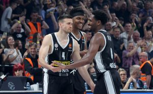 GROBARI ZAPALILI ARENU NAKON KRAJA U EVROLIGI: Šou navijača crno-belih po završetku meča! (VIDEO)