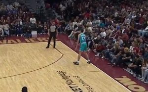 ŠTA TO URADI POKU: Srpski košarkaš se skroz zbunio i uspeo da nasmeje sve u hali, a naročito komentatora (VIDEO)