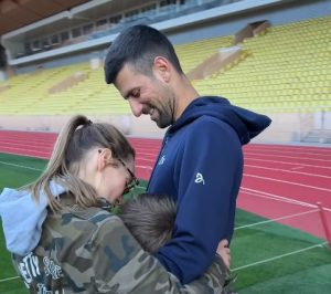 NOLE U MONAKU UŽIVA SA PORODICOM: Jelena, Novak, Tara i Stefan trenirali zajedno, pa sve obeležili zagrljajem (VIDEO)