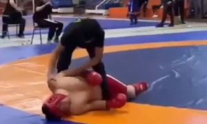 TRAGEDIJA BACILA PLANETU U AGONIJU: MMA borac preminuo tokom meča! (UZNEMIRUJUĆI VIDEO)